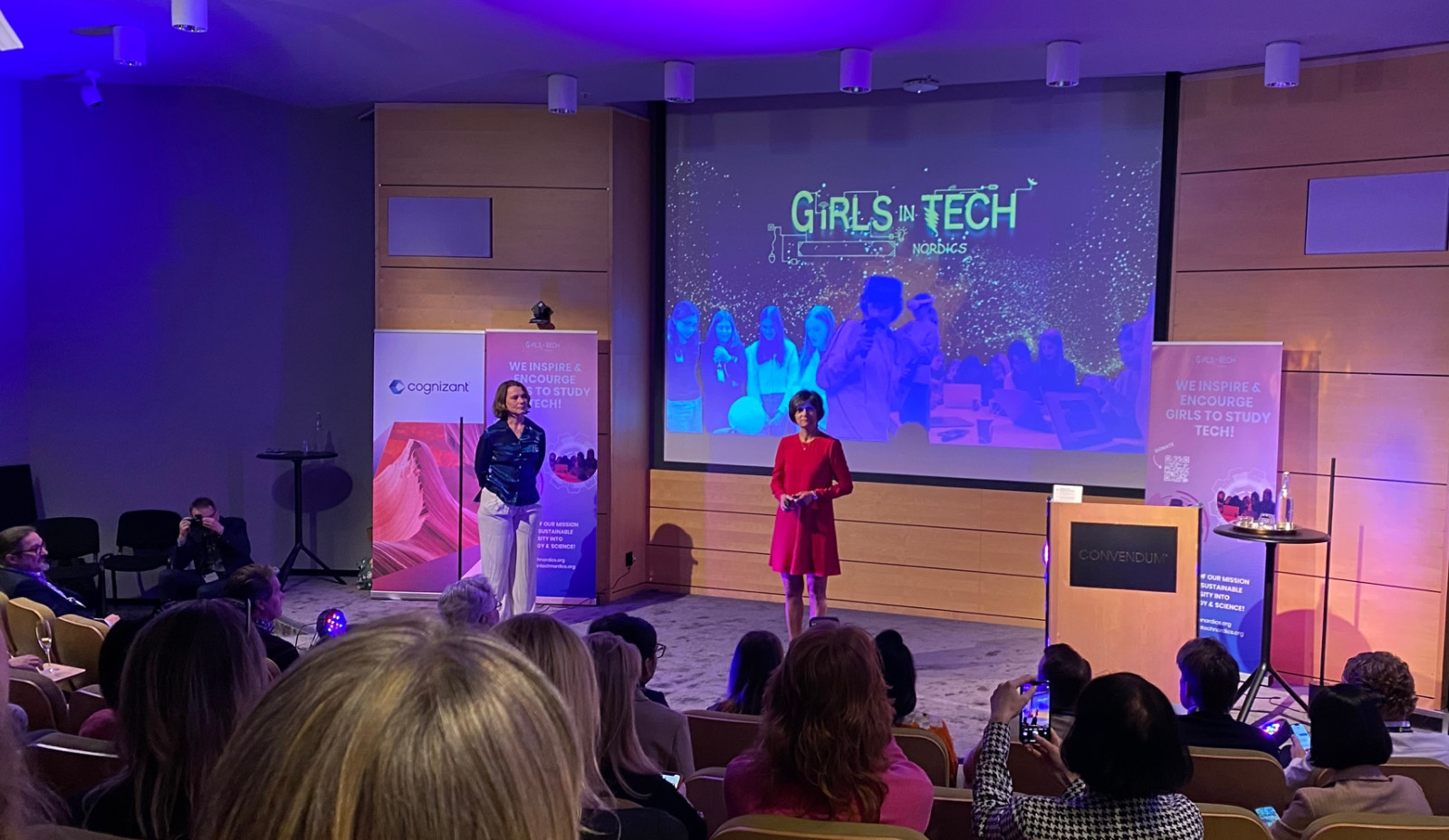 Girls in tech - women on stage