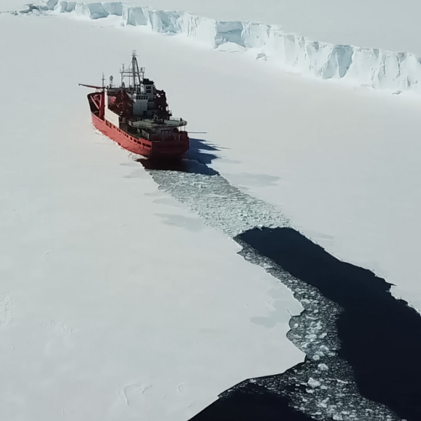 barco navegando sobre océano helado