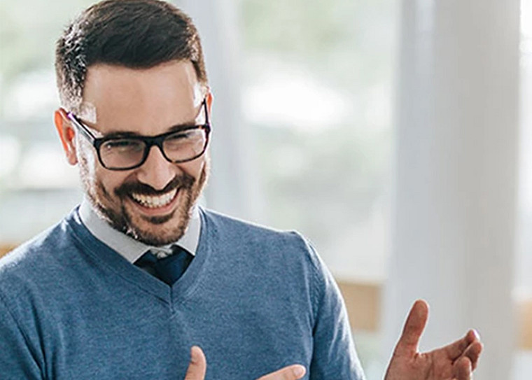 A man clapping with smile