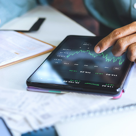 Mann mit einem Tablet-Computer