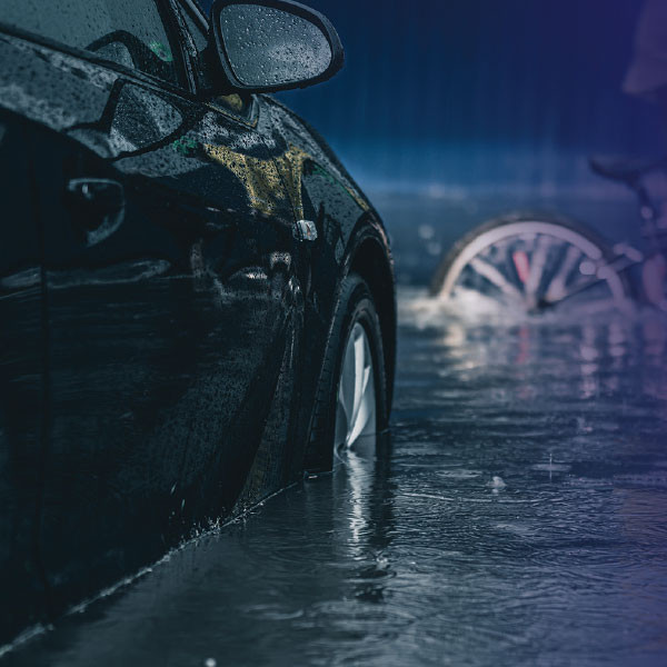 Coche circulando en medio de la tormenta