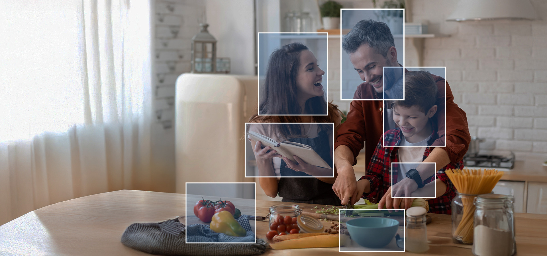 una pareja con un niño con  cuadros de información
