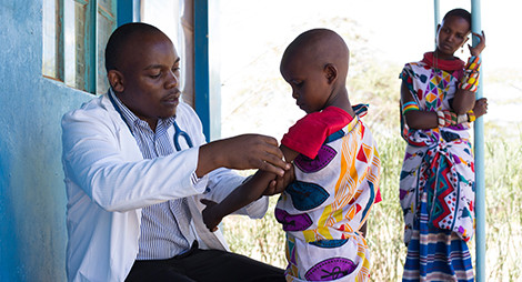 Un médico que atiende a un niño