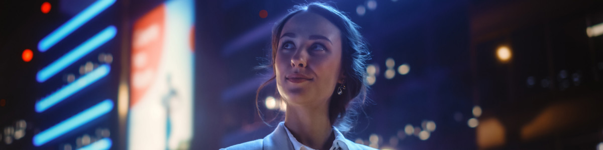 mujer con cascos mirando una pantalla