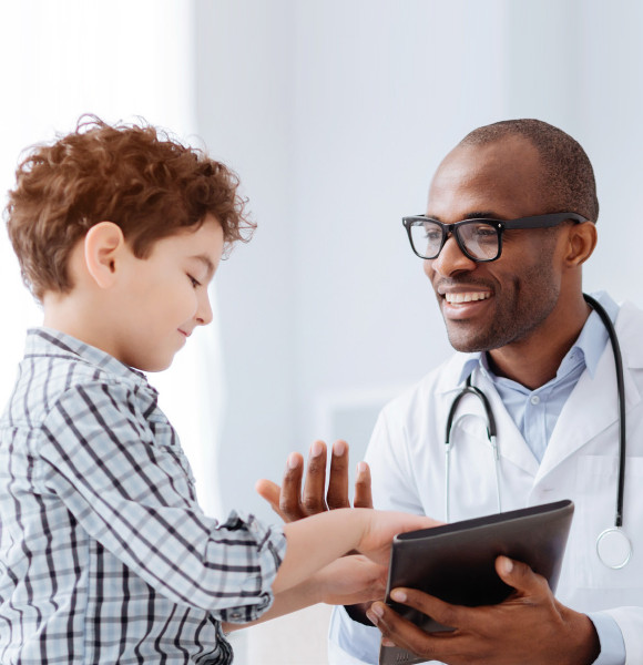 médico jugando con un niño