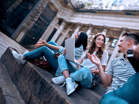 Deux filles et un garçon en pleine discussion 