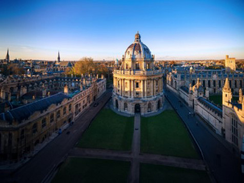 Luftfoto av campus ved Oxford University