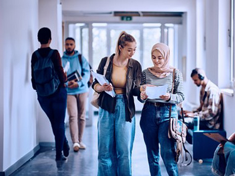 Två flickor går på campus