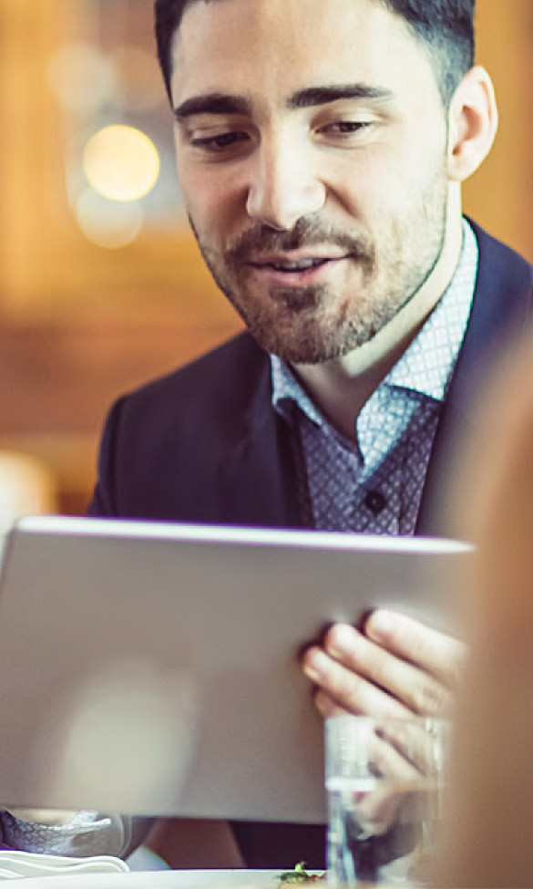 homme regardant fixement une tablette