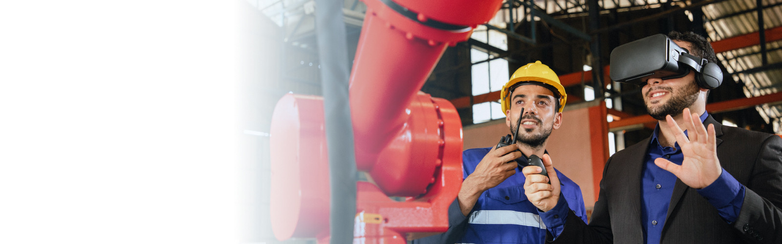 Employés utilisant des machines et un casque de réalité virtuelle