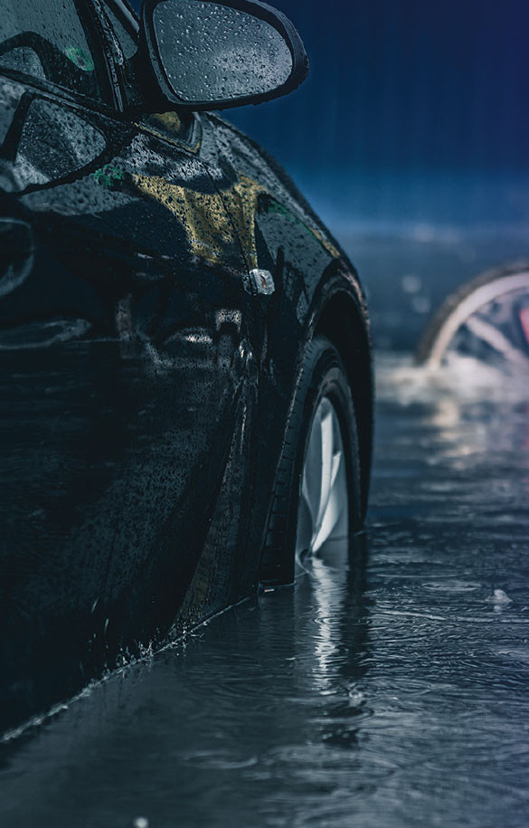 Car pictured in deep flooding