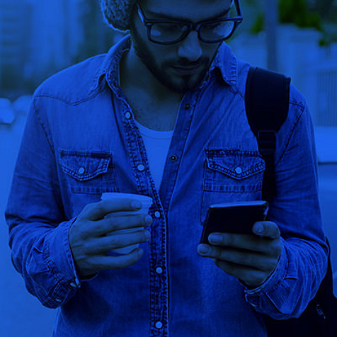 un hombre con un café en la mano y un teléfono