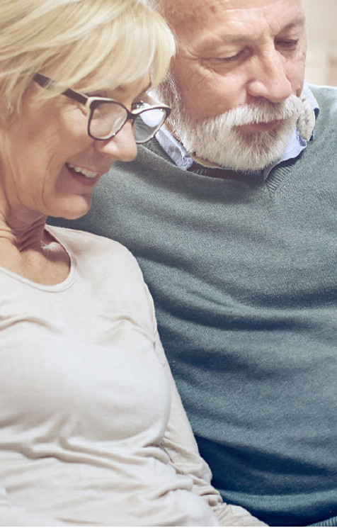 An elderly couple smiling.