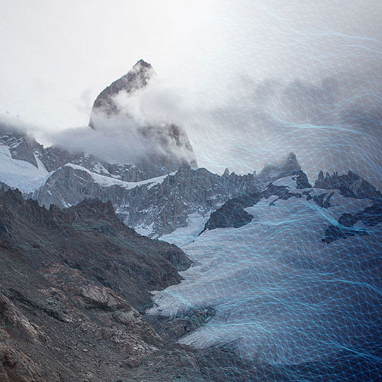 montagne enneigée et brumeuse