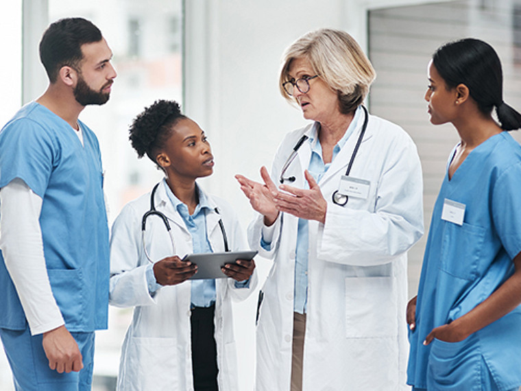 A colleagues of doctors and nurses having a discussion.