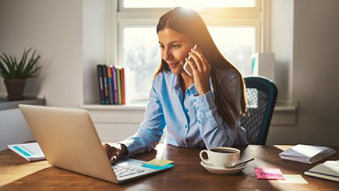 Femme avec des symboles technologiques