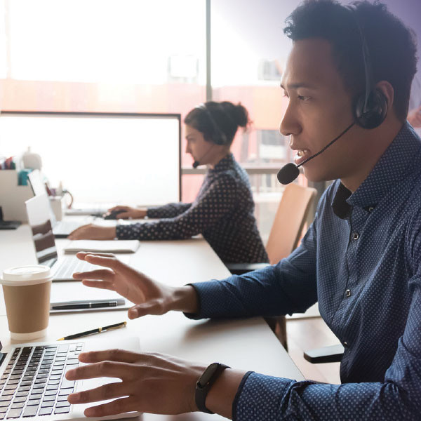 Employé d'un centre d'appels en train de travailler