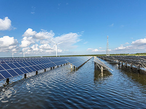 Réseau de panneaux solaires au-dessus d'une voie navigable