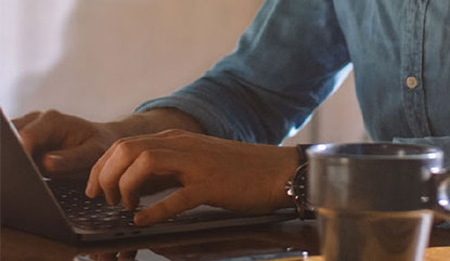 Homme travaillant sur un ordinateur portable