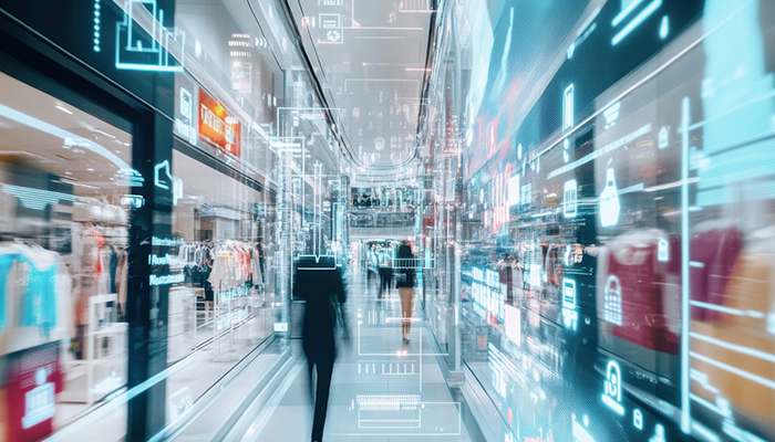 Une femme parcourt un showroom de vente au détail.
