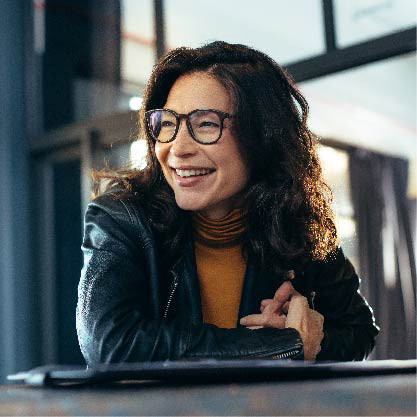 Portrait d'une femme souriante au travail