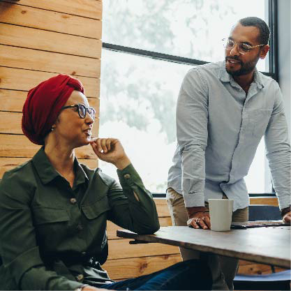 Se ve a una mujer y un hombre que pertenecen a diferentes comunidades trabajando juntos