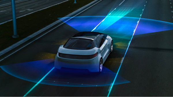futuristisches Auto, das mit eingeschalteten Scheinwerfern fährt