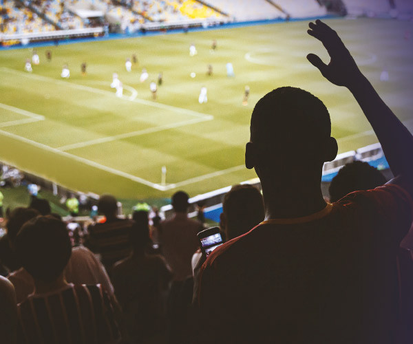 gente viendo un partido de fútbol