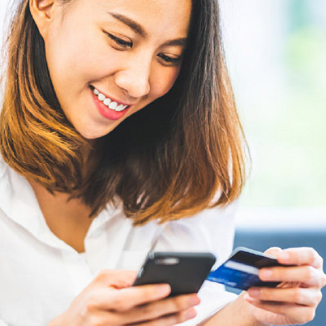 Mujer usando su teléfono para transacciones online