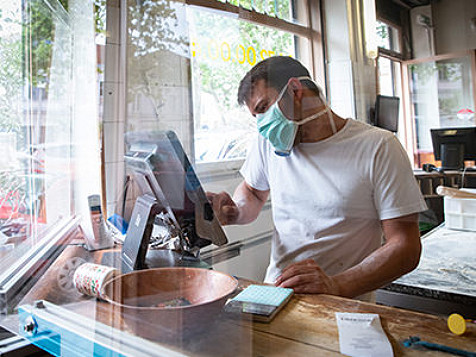 Restaurantarbeider ved faktureringsskranke