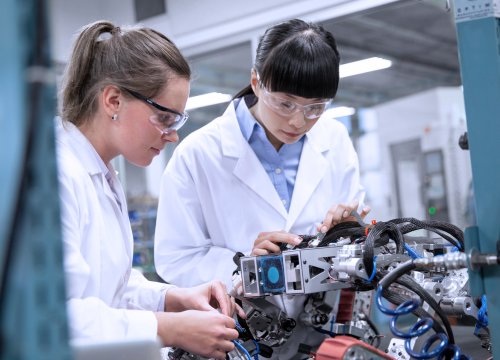 Two ladies working in a laboratory