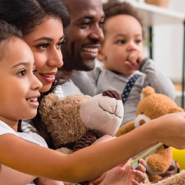 Une famille de quatre personnes passe du temps ensemble