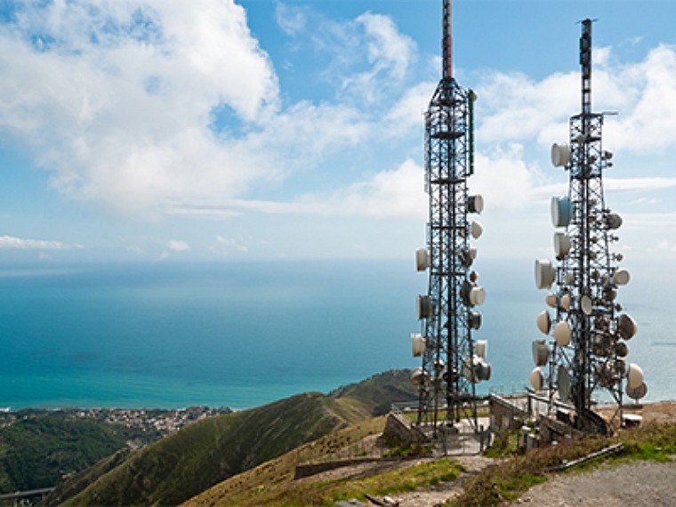 Dos torres satelitales en la cima de una colina