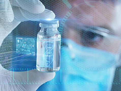 En mann med maske og hansker som ser på en liten flaske med genetiske prøver prøver en liten flaske