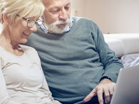 Couple regardant un ordinateur portable