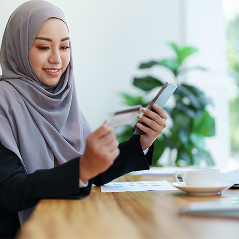 Frau, die ein Mobiltelefon benutzt