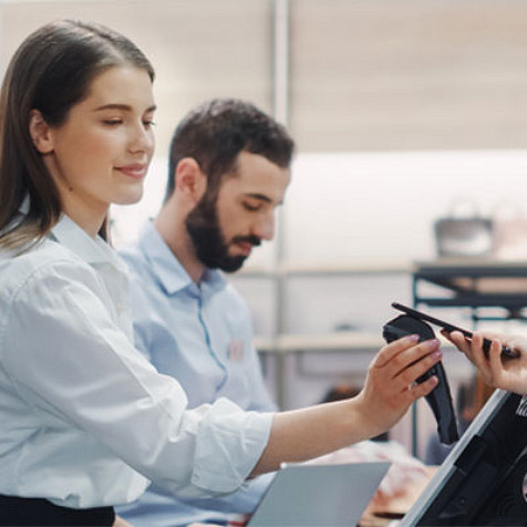 Arbeiterin scannt eine Zahlung vom Kunden