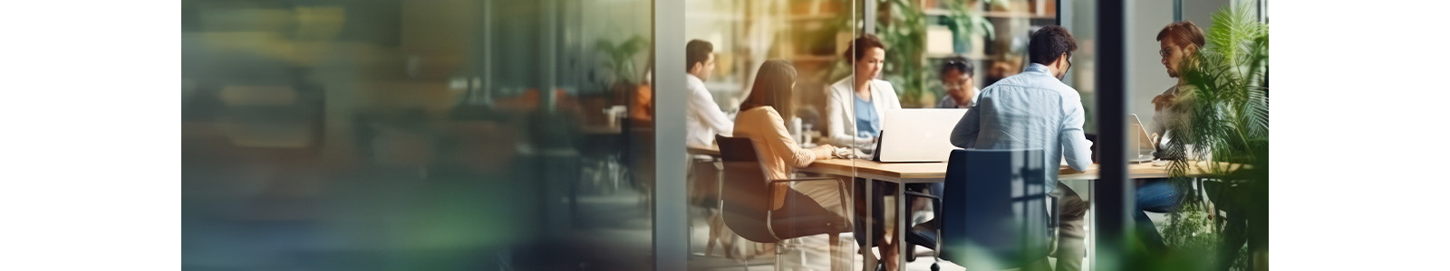 Menschen arbeiten in einem Büro