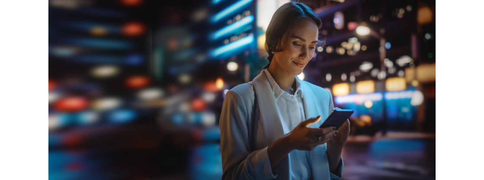 An women watching the phone with smiling.