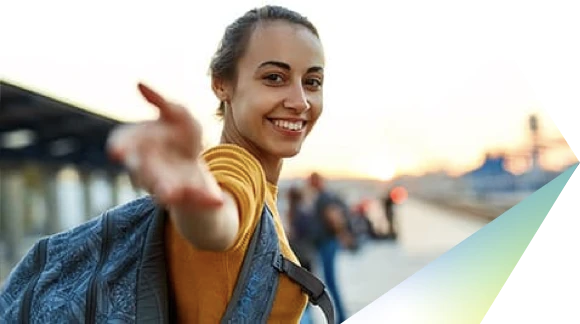 Kvinna i gul blus, leende och nå ut sin högra hand mot kameran