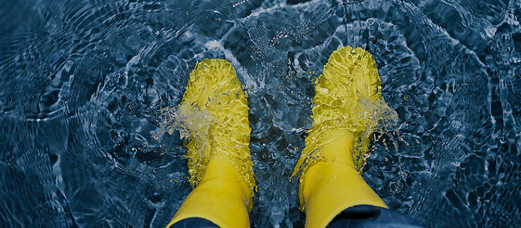 在水中溅起的橡胶靴