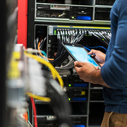 Homme vérifiant une machine