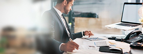 Homme en costume à son bureau