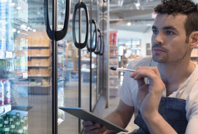 trabajador de la tienda de comestibles llevando el inventario de producto