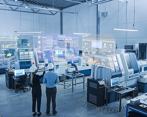 Un homme et une femme examinent une unité de production dans une tablette.