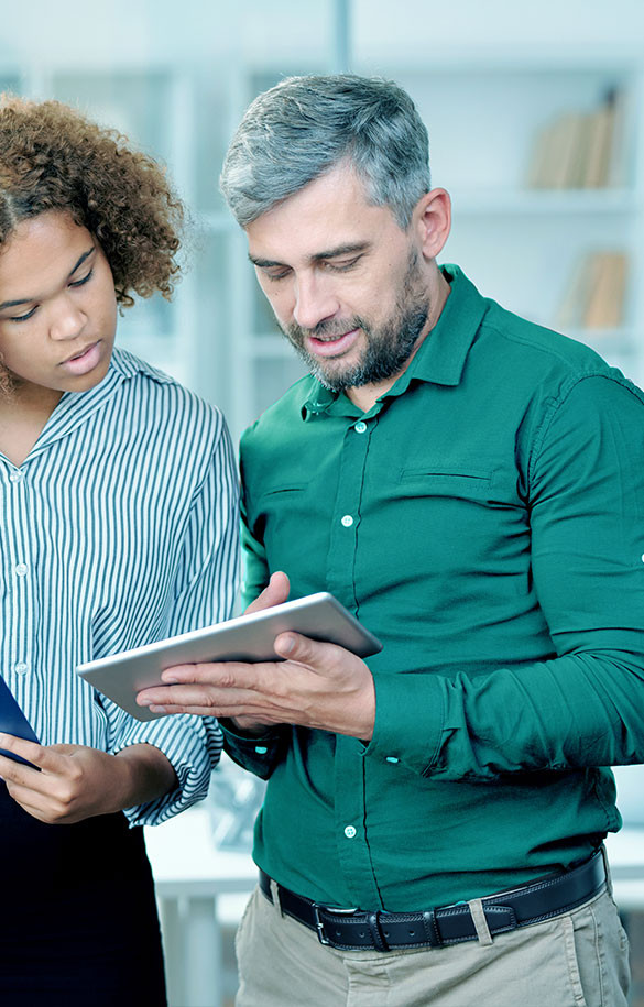 Un homme et une femme regardant l'écran d'une tablette