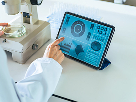 Un técnico de laboratorio mirando datos en una tablet