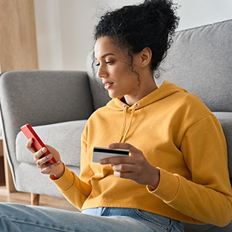 Femme avec une carte de crédit et un téléphone portable