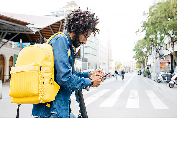 Ein Tourist, der versucht, sich mithilfe der mobilen Karte zurechtzufinden