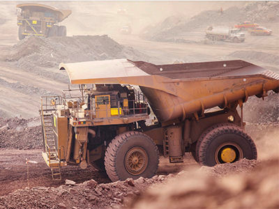 Engin de terrassement en service sur un site minier
